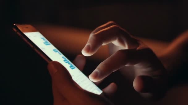 Fechar as mãos usando telefone inteligente — Vídeo de Stock