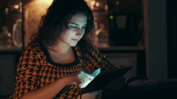 Mujer usando Tablet PC en casa — Vídeo de stock