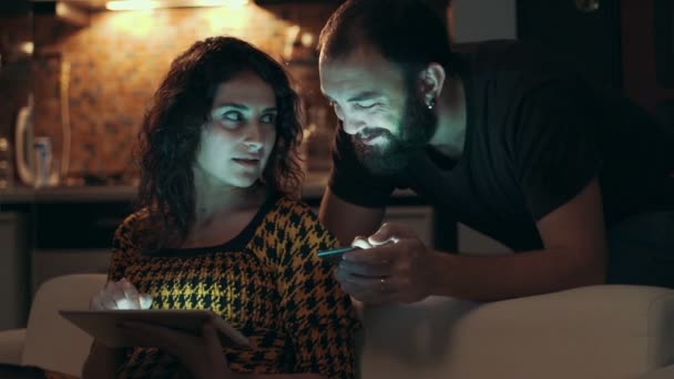 Kaç tablet kanepe geceleri odasında kullanma — Stok video