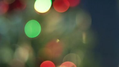 Garland yanıp sönüyor. Pırıltı Noel ağacı ışıkları. Noel ve yeni yıl dekorasyon.