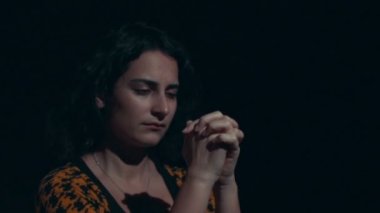 El hareketleri. Tanrı'ya dua kadın.