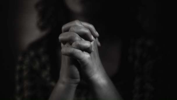 I gesti delle mani. Donna che prega Dio. Bianco e nero — Video Stock