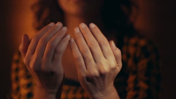 Muslim woman praying to god. — Stock Video