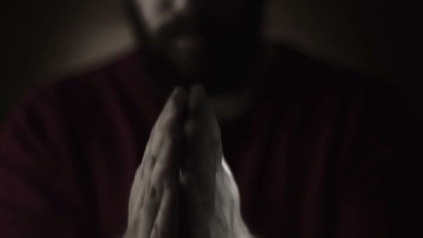 Жест рукой. Человек молится Богу. Черное и белое — стоковое видео