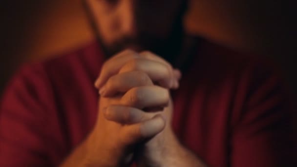 Handgebaren. Man bidden tot god. — Stockvideo