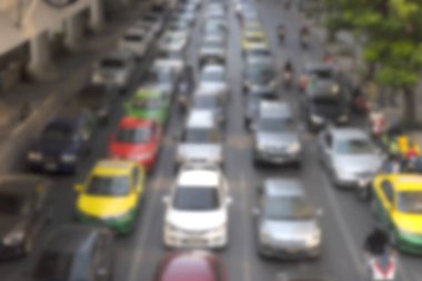 Yüksek açılı çekim, akşamları trafik sıkışıklığı. Odak noktası bulanık.