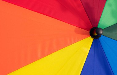  Renkli şemsiyeler parlak renklerde. 