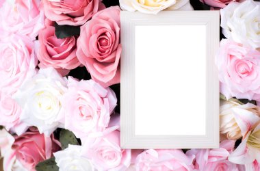 Çiçek arkaplanındaki boş vintage çerçeve 