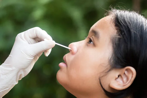 Mão Médico Pegando Esfregaço Nasal Uma Pessoa Para Testar Uma — Fotografia de Stock