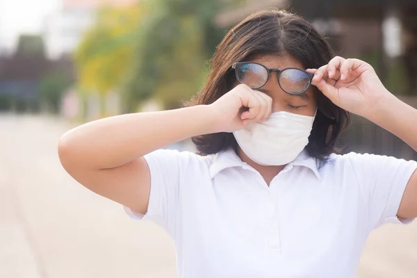 Ázsiai Nők Karcolják Szemhéjukat Allergia Miatt Kültéri Van Egy Viszkető Jogdíjmentes Stock Képek