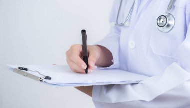 Doktor El, beyaz arkaplanı olan panodaki kağıt işleri listesindeki hastanın bilgilerini alıyor.