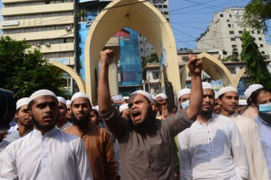 İslamcı siyasi parti ittifakının aktivistleri, Fransız ürünlerinin boykot edilmesi ve Fransız Cumhurbaşkanı Emmanuel Macron 'un 28 Ekim 2020' de Dhaka 'da Hz. Muhammed karikatürleri üzerine yaptığı yorumlardan ötürü kınanması yönünde bir gösteri düzenlediler..