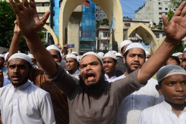 İslamcı siyasi parti ittifakının aktivistleri, Fransız ürünlerinin boykot edilmesi ve Fransız Cumhurbaşkanı Emmanuel Macron 'un 28 Ekim 2020' de Dhaka 'da Hz. Muhammed karikatürleri üzerine yaptığı yorumlardan ötürü kınanması yönünde bir gösteri düzenlediler..