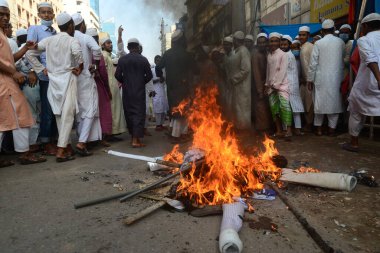 Müslümanlar, 28 Ekim 2020 'de Dhaka' da Fransız ürünlerini boykot etme ve Peygamber Muhammed karikatürleri üzerine yaptığı yorumlar için Macron 'u kınama çağrısı yapan bir gösteride Fransa Cumhurbaşkanı ve Fransa Başbakanı' nın heykellerini yaktılar.. 