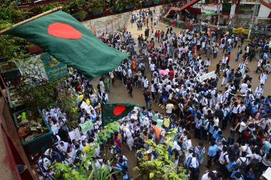 Bangladeşli öğrenciler, 4 Ağustos 2018 'de Dhaka' da bir öğrenci protestosu sırasında iki üniversite öğrencisinin trafik kazasında ölmesinin ardından yolu kapattılar.. 