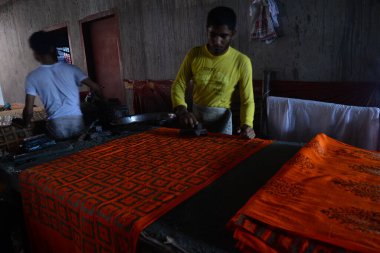 Bangladeşli işçiler 26 Nisan 2018 'de Bangladeş' in Dhaka yakınlarındaki Narsingdi bölgesinde Batik Kumaş endüstrisinde çalışmaktadır. Her işçi 400-500 Taka ya da 5-6 Amerikan Doları kazanır..