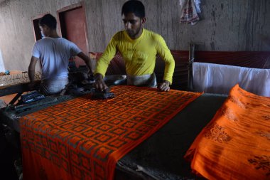 Bangladeşli işçiler 26 Nisan 2018 'de Bangladeş' in Dhaka yakınlarındaki Narsingdi bölgesinde Batik Kumaş endüstrisinde çalışmaktadır. Her işçi 400-500 Taka ya da 5-6 Amerikan Doları kazanır..