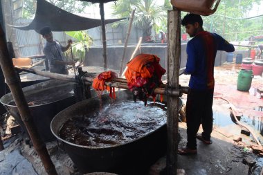 Bangladeşli işçiler 26 Nisan 2018 'de Bangladeş' in Dhaka yakınlarındaki Narsingdi bölgesinde Batik Kumaş endüstrisinde çalışmaktadır. Her işçi 400-500 Taka ya da 5-6 Amerikan Doları kazanır..