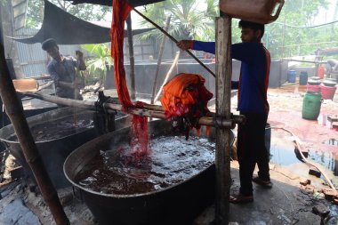 Bangladeşli işçiler 26 Nisan 2018 'de Bangladeş' in Dhaka yakınlarındaki Narsingdi bölgesinde Batik Kumaş endüstrisinde çalışmaktadır. Her işçi 400-500 Taka ya da 5-6 Amerikan Doları kazanır..