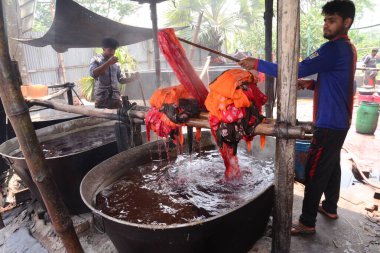 Bangladeşli işçiler 26 Nisan 2018 'de Bangladeş' in Dhaka yakınlarındaki Narsingdi bölgesinde Batik Kumaş endüstrisinde çalışmaktadır. Her işçi 400-500 Taka ya da 5-6 Amerikan Doları kazanır..