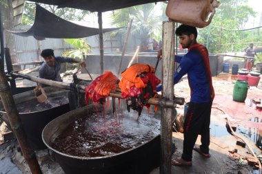 Bangladeşli işçiler 26 Nisan 2018 'de Bangladeş' in Dhaka yakınlarındaki Narsingdi bölgesinde Batik Kumaş endüstrisinde çalışmaktadır. Her işçi 400-500 Taka ya da 5-6 Amerikan Doları kazanır..