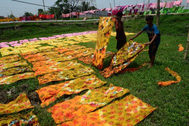 Bangladeşli işçiler 26 Nisan 2018 'de Bangladeş' in Dhaka yakınlarındaki Narsingdi bölgesinde Batik Kumaş endüstrisinde çalışmaktadır. Her işçi 400-500 Taka ya da 5-6 Amerikan Doları kazanır..