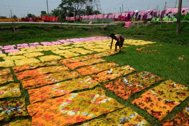 Bangladeşli işçiler 26 Nisan 2018 'de Bangladeş' in Dhaka yakınlarındaki Narsingdi bölgesinde Batik Kumaş endüstrisinde çalışmaktadır. Her işçi 400-500 Taka ya da 5-6 Amerikan Doları kazanır..