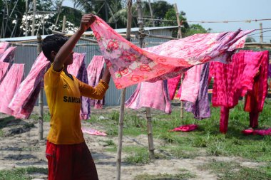 Bangladeşli işçiler 26 Nisan 2018 'de Bangladeş' in Dhaka yakınlarındaki Narsingdi bölgesinde Batik Kumaş endüstrisinde çalışmaktadır. Her işçi 400-500 Taka ya da 5-6 Amerikan Doları kazanır..