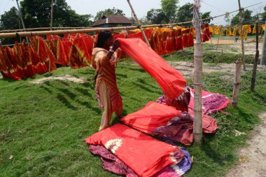 Bangladeşli işçiler 26 Nisan 2018 'de Bangladeş' in Dhaka yakınlarındaki Narsingdi bölgesinde Batik Kumaş endüstrisinde çalışmaktadır. Her işçi 400-500 Taka ya da 5-6 Amerikan Doları kazanır..