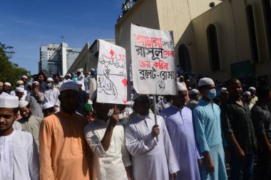 Çok sayıda İslamcı siyasi partinin aktivistleri, 30 Ekim 'de Bangladeş' in Dhaka kentinde Fransız ürünlerinin boykot edilmesi ve Fransız cumhurbaşkanı Emmanuel Macron 'u Hz. Muhammed karikatürleriyle ilgili yorumlarından ötürü kınayan bir gösteri düzenlediler.,