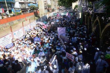 Çok sayıda İslamcı siyasi partinin aktivistleri, 30 Ekim 'de Bangladeş' in Dhaka kentinde Fransız ürünlerinin boykot edilmesi ve Fransız cumhurbaşkanı Emmanuel Macron 'u Hz. Muhammed karikatürleriyle ilgili yorumlarından ötürü kınayan bir gösteri düzenlediler.,