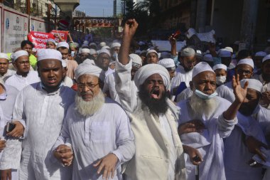 Çok sayıda İslamcı siyasi partinin aktivistleri, 30 Ekim 'de Bangladeş' in Dhaka kentinde Fransız ürünlerinin boykot edilmesi ve Fransız cumhurbaşkanı Emmanuel Macron 'u Hz. Muhammed karikatürleriyle ilgili yorumlarından ötürü kınayan bir gösteri düzenlediler.,