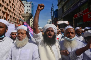 Çok sayıda İslamcı siyasi partinin aktivistleri, 30 Ekim 'de Bangladeş' in Dhaka kentinde Fransız ürünlerinin boykot edilmesi ve Fransız cumhurbaşkanı Emmanuel Macron 'u Hz. Muhammed karikatürleriyle ilgili yorumlarından ötürü kınayan bir gösteri düzenlediler.,