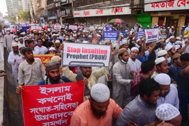 Çok sayıda İslamcı siyasi partinin aktivistleri, 30 Ekim 'de Bangladeş' in Dhaka kentinde Fransız ürünlerinin boykot edilmesi ve Fransız cumhurbaşkanı Emmanuel Macron 'u Hz. Muhammed karikatürleriyle ilgili yorumlarından ötürü kınayan bir gösteri düzenlediler.,