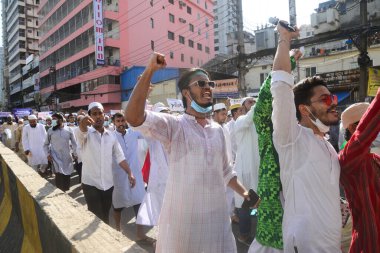 Çok sayıda İslamcı siyasi partinin aktivistleri, 30 Ekim 'de Bangladeş' in Dhaka kentinde Fransız ürünlerinin boykot edilmesi ve Fransız cumhurbaşkanı Emmanuel Macron 'u Hz. Muhammed karikatürleriyle ilgili yorumlarından ötürü kınayan bir gösteri düzenlediler.,