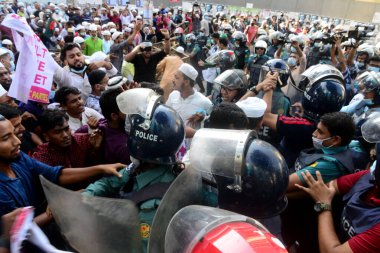 Çok sayıda İslamcı siyasi partinin aktivistleri, 30 Ekim 'de Bangladeş' in Dhaka kentinde Fransız ürünlerinin boykot edilmesi ve Fransız cumhurbaşkanı Emmanuel Macron 'u Hz. Muhammed karikatürleriyle ilgili yorumlarından ötürü kınayan bir gösteri düzenlediler.,