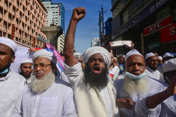 Çok sayıda İslamcı siyasi partinin aktivistleri, 30 Ekim 'de Bangladeş' in Dhaka kentinde Fransız ürünlerinin boykot edilmesi ve Fransız cumhurbaşkanı Emmanuel Macron 'u Hz. Muhammed karikatürleriyle ilgili yorumlarından ötürü kınayan bir gösteri düzenlediler.,
