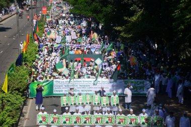 Müslümanlar, 30 Ekim 2020 tarihinde Bangladeş 'in Dhaka kentinde Muhammed Peygamberin doğum günü olan Miladunnabi bayramını kutlamak için düzenlenen mitinge katılırlar. Dünyanın dört bir yanındaki Müslümanlar Hz. Muhammed 'in doğum yıldönümü olan 12. Rabi-ul-Awwal' ı bayram olarak kutluyorlar.-