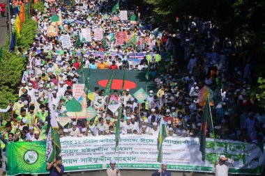 Müslümanlar, 30 Ekim 2020 tarihinde Bangladeş 'in Dhaka kentinde Muhammed Peygamberin doğum günü olan Miladunnabi bayramını kutlamak için düzenlenen mitinge katılırlar. Dünyanın dört bir yanındaki Müslümanlar Hz. Muhammed 'in doğum yıldönümü olan 12. Rabi-ul-Awwal' ı bayram olarak kutluyorlar.-