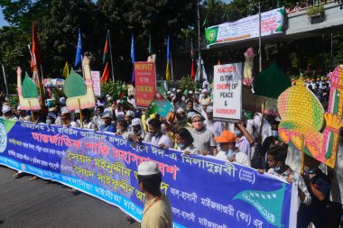 Müslümanlar, 30 Ekim 2020 tarihinde Bangladeş 'in Dhaka kentinde Muhammed Peygamberin doğum günü olan Miladunnabi bayramını kutlamak için düzenlenen mitinge katılırlar. Dünyanın dört bir yanındaki Müslümanlar Hz. Muhammed 'in doğum yıldönümü olan 12. Rabi-ul-Awwal' ı bayram olarak kutluyorlar.-