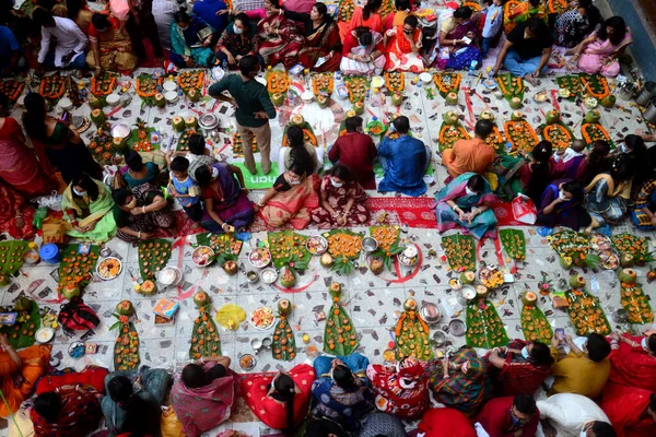 Devotos Oferecem Orações Templo Shri Shri Lokanath Brahmachari Ashram Durante — Fotografia de Stock