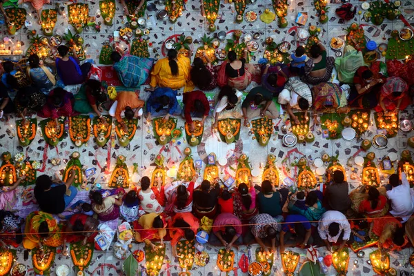 Devoti Offrono Preghiere Nel Tempio Shri Shri Shri Lokanath Brahmachari — Foto Stock