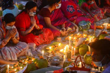 Dindarlar, 7 Kasım 2020 'de Bangladeş' in Dhaka kentindeki 'Rakher Upobash' adlı Hint dini oruç festivali sırasında Shri Shri Lokanath Brahmachari Ashram tapınağında dua ederler..