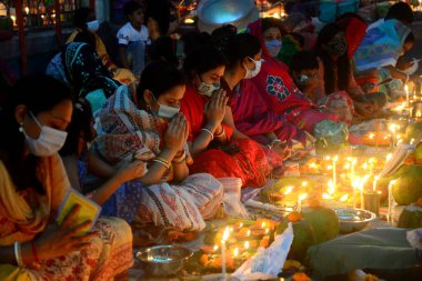 Dindarlar, 7 Kasım 2020 'de Bangladeş' in Dhaka kentindeki 'Rakher Upobash' adlı Hint dini oruç festivali sırasında Shri Shri Lokanath Brahmachari Ashram tapınağında dua ederler..