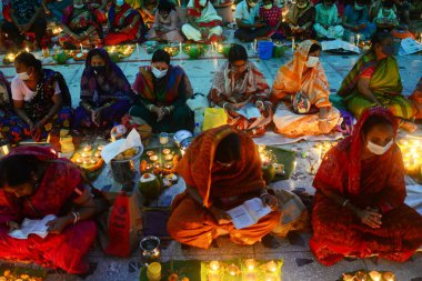 Dindarlar, 7 Kasım 2020 'de Bangladeş' in Dhaka kentindeki 'Rakher Upobash' adlı Hint dini oruç festivali sırasında Shri Shri Lokanath Brahmachari Ashram tapınağında dua ederler..