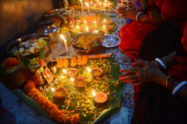 Dindarlar, 7 Kasım 2020 'de Bangladeş' in Dhaka kentindeki 'Rakher Upobash' adlı Hint dini oruç festivali sırasında Shri Shri Lokanath Brahmachari Ashram tapınağında dua ederler..