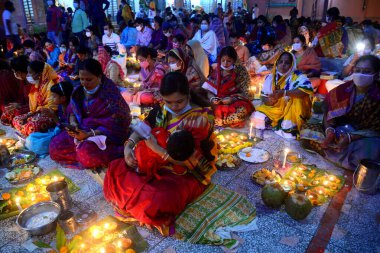 Dindarlar, 7 Kasım 2020 'de Bangladeş' in Dhaka kentindeki 'Rakher Upobash' adlı Hint dini oruç festivali sırasında Shri Shri Lokanath Brahmachari Ashram tapınağında dua ederler..