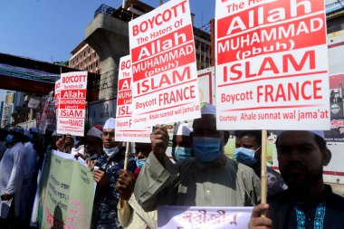 İslamcı bir partinin aktivistleri, Fransız ürünlerinin boykot edilmesi ve Fransız cumhurbaşkanı Emmanuel Macron 'un Hz. Muhammed' in karikatürleri hakkında 7 Kasım 2020 'de Bangladeş' in Dhaka kentinde yaptığı yorumlardan ötürü kınanması yönünde bir gösteri düzenlediler.