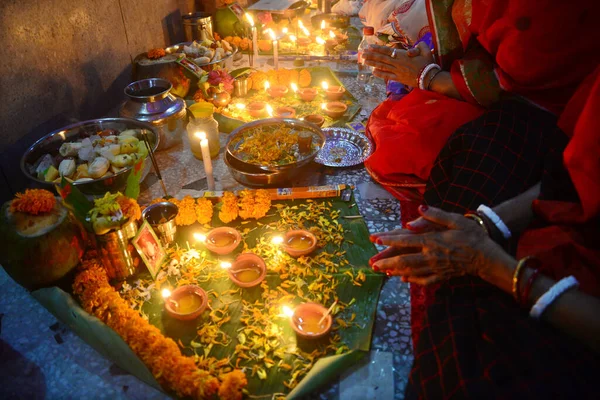 Wielbiciele Odmawiają Modlitwy Świątyni Shri Shri Lokanath Brahmachari Ashram Podczas — Zdjęcie stockowe