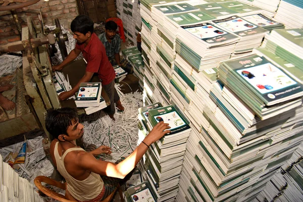 Trabalhador Bangladesh Trabalha Uma Fábrica Encadernação Livros Cidade Dhaka Bangladesh — Fotografia de Stock